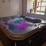 Holiday home Mandaline Avec Jacuzzi Interieur