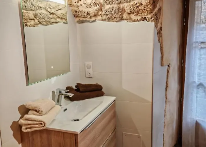 Semesterbostad Mandaline Avec Jacuzzi Interieur Saint-Georges-de-Luzençon